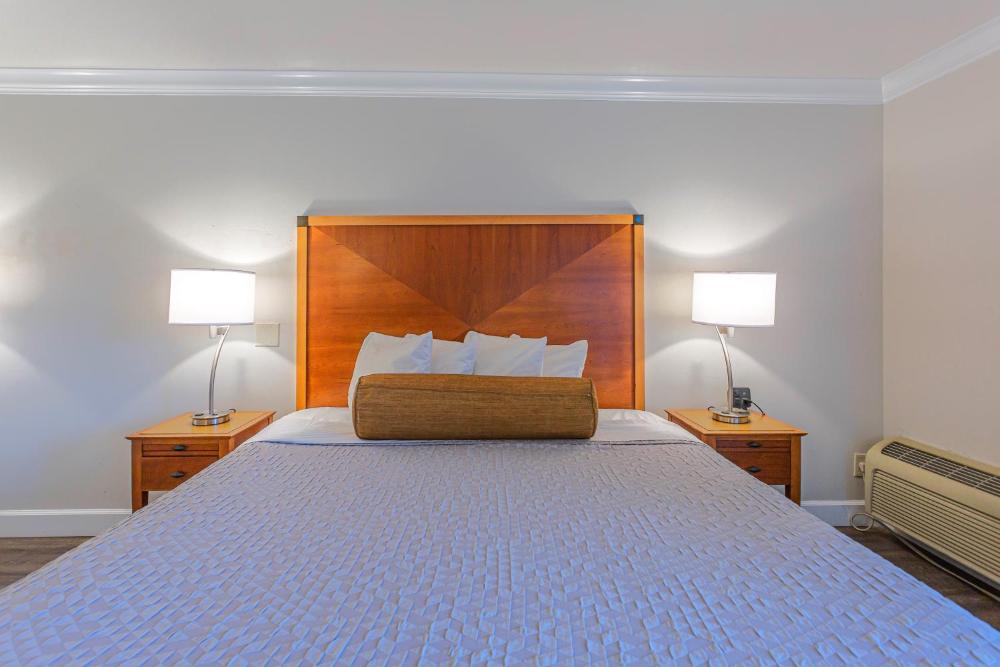 King Room - Non-Smoking interior